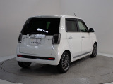 プライバシーガラスが装備されています。外を見るときには気にならずに、後方車両からは車内が見えにくい設計です、周りを気にせず、快適に運転できますよ。