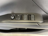 パワーウィンドウスイッチで運転席から全席の窓の開閉ができます♪