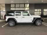 Jeep全車種共通の台形型ホイールアーチは走破性を高めております。