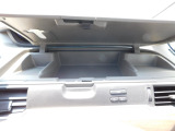 運転席前の小物入れです。手の届くところにありますので普段使う物を入れてお使いください。