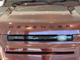 ボンネット先端に配置されている「DEFENDER」のグロスブラック・バッジ(エンブレム)です。