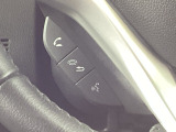 ステアリングにハンズフリー通話スイッチを装備。運転中でも手を離さずに通話操作ができるため、家族との連絡や急な電話にも安心して対応できます。