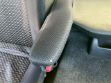 運転席側アームレストに穴があります。