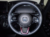 ハンドル左側にはオーディオ操作が出来るオーディオリモートコントロールスイッチ、右側にはHonda SENSINGとオートクルーズコントロールのスイッチを装備!