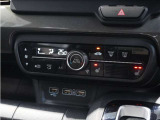 【オートエアコン】温度を設定すれば自動で快適な車内温度を保ちます。エアコン内部の高性能脱臭フィルターで車内のアレルゲンや花粉を除去。