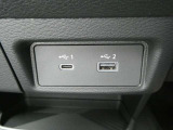 USBソケット 走行中にスマートフォンやタブレット端末を充電することができます。