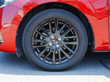 標準装備の純正16インチアルミホイール。タイヤサイズは185/60R16です。