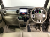 車内は光触媒抗菌消臭施工済です。インパネ周りはスタイリッシュなデザインで機能や装備も充実しています。グローブボックスやカップホルダーのほかにトレーなどたくさんの収納スペースが付いています。