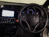 【ハンドル】運転にかかわる様々な操作を安全に行えるように視点移動が少なく操作性に配慮されたスイッチ類が凝縮されたコックピットです。