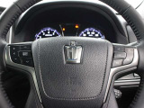 ステアリングホイールから手を離すことなくオーディオやマルチインフォメーションディスプレイの表示切替などの操作が行えるステアリングスイッチを採用しています。