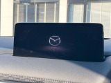 【10.25インチマツダコネクト】車内の雰囲気にマッチした大型ディスプレイ。スマホ接続でのナビ使用やBluetooth再生等、様々な機能が楽しめます。直感的なダイヤル操作が可能で、使い勝手も良好です。