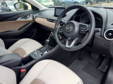 視線移動が少なくドライビングに専念できるコックピット。運転中に必要な「走行情報」とそれ以外の「便利・快適情報」を明確に分けてあるので情報を得る時に迷いを少なくしています。