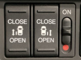 【両側パワースライドドア】両側がパワースライドドアになっており、運転席のスイッチやスマートキーでも開閉が可能です!開口部も広いので乗り降りも楽々♪