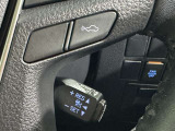 クルーズコントロール機能が付いています。 速度を設定するとアクセルを踏まなくても一定の速度で走ることができます。  高速道路ではとても便利な装置なんです。