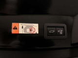 【パワーバックドア】スイッチひとつでバックドアを自動開閉。操作はスマートキー、運転席側インパネスイッチ部、バックドア下端部の各スイッチで行えます。