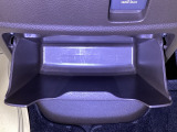 足元部分にはちょっとした小物を入れるのに便利な収納BOXもあります。