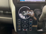 【オートエアコン】一度お好みの温度に設定すれば、車内の温度を検知し風量や温度を自動で調整。暑い&hellip;寒い&hellip;と何度もスイッチ操作をする必要はありません。快適な車内空間には必須の機能ですね♪