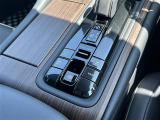 【電動パーキングブレーキ】ブレーキを踏んで停車したときにブレーキペダルから足を離しても停車状態を維持することができます。