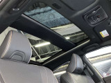 爽やかな風と光が差し込む開放的な車内で、至福のドライブを心ゆくまで。