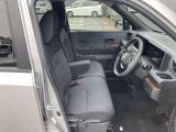 運転席もこの広さで乗り降りに便利!