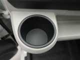 カップホルダーは運転席や助手席からちょうど手の届く位置です!!