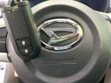 【キーフリーシステム】カバンやポケットに入れたままでもドアの施錠・解錠が可能なスマートキーを装備。エンジンのオン・オフ時もカギを取り出す必要が無いからとっても便利です♪
