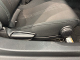 シートハイトアジャスターが付いているので運転姿勢を調整するのに便利ですね。身長に合ったシートポジションは安全運転や疲労軽減にもつながります。