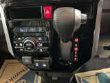 オートエアコン♪お好みの温度に設定するだけで車内を快適空間にしてくれますよ♪