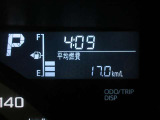 ディスプレイには、平均燃費、外気温、航続可能距離などの情報が表示されます。