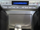 左右独立温度コントロールフルオートエアコンです。運転席、助手席それぞれで独立して温度設定ができます。冷え性の方が乗っても安心ですね♪
