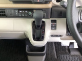 足元スッキリ、インパネシフトです。パーキングブレーキは電子制御パーキングブレーキタイプなので、運転席と助手席の間がスッキリしています。