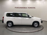 【まるごとクリーニング】シートを取り外し、車内を徹底洗浄。隅々まで丁寧に仕上げています。