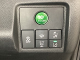 Hondaセンシング用の、VSA(ABS+TCS+横滑り抑制)解除と路外逸脱抑制機能のオンオフスイッチなどはハンドルの右側に装備しています。燃費に役立つECONボタンもここです。