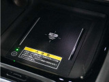 ◆ワイヤレス充電器◆ワイヤレス充電規格Qiに適合した機器を充電エリアに置くことで使用できます。