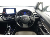 スポーティームード溢れる運転席周りですね。 クイックなドライビングに対応できるよな運転席回りになっています。 ドライブがますます楽しくなりますね!
