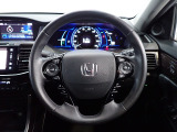 ハンドル左側にはオーディオ操作が出来るオーディオリモートコントロールスイッチ、右側にはHonda SENSINGとオートクルーズコントロールのスイッチを装備!