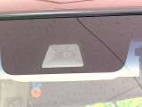 【ホンダセンシング】走行中に前方の車両等を認識し、衝突しそうな時は警報とブレーキで衝突回避と被害軽減をアシスト。より安全にドライブをお楽しみいただけます。