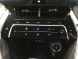 左右独立温度コントロールフルオートエアコンです。運転席、助手席それぞれで独立して温度設定ができます。冷え性の方が乗っても安心ですね♪