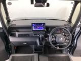 【ハンドル】運転にかかわる様々な操作を安全に行えるように視点移動が少なく操作性に配慮されたスイッチ類が凝縮されたコックピットです。