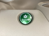 ECON モードをON にするとアクセルペダルの動きに対するエンジンの反応とエアコンの制御を切り換えることで、燃費のいい運転をするドライバーがペダルを踏んだ時と同じようにエンジンを制御します。