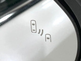 【ブラインドスポットモニター】走行中、ドアミラーの死角になりやすい箇所に後続車が接近するとサイドミラーのレンズに警告を表示!ドライバーに注意喚起をしてくれます。