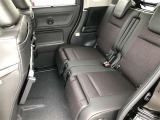 【後部座席】も当然、綺麗・清潔に仕上げております。内装の綺麗なお車は気持ちが良いですし、コンディションのいい車が多いです。これもオススメの1台です。