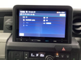 HondaCONNECT対応の便利なナビディスプレー。お持ちのスマートフォンと連携して、ナビやBluetoothでの音楽再生が可能です。デザインはもちろん、操作性も良好です。