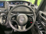 インテリアに合わせたデザインのステアリングは、運転される方のことも考え、運転しやすい形状、大きさです。是非一度、実際に触ってお確かめください。