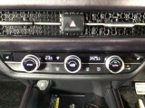【左右独立オートエアコン】左右席で独立温度コントロールが可能です。運転席はキンキンに冷やして助手席はマイルドにと言った設定が可能です☆暑さ寒さでケンカすることもなくなりますね♪