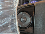 【ステアリングリモコン】ステアリングにオーディオ調節可能なスイッチが装備されていますので運転中でも視線をそらさずにオーディオの調節が可能です!