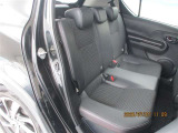 後部座席は3人乗車です。背もたれは可倒式で荷室として使う事も出来ます。