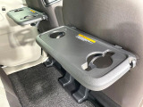 【シートバックテーブル】両側にテーブルつきなので後ろの席の方も快適!