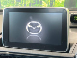 【マツダコネクトナビ】車内の雰囲気にマッチした一体型タイプのナビ。各種車輌設定やBluetooth再生等、様々な機能が楽しめます。直感的なダイヤル操作が可能で、使い勝手も良好です。