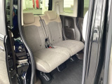 ホンダ車の低床ボディは、チャイルドシートへのお子さまの乗降や荷物の積載もスムーズ。後席にも左右分離式のアームレストがついております。ゆっくりおくつろぎいただけます。